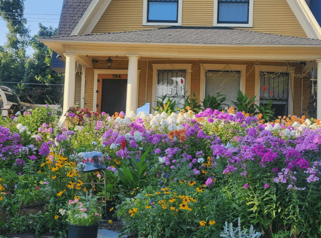 Drove by this house and just had to take a pic, such an awesome garden – Reddit Post