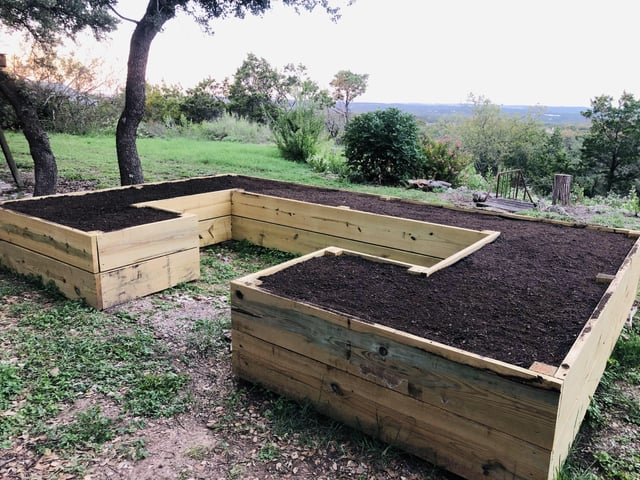 *slaps dirt* this bad boy can fit so many seeds in it – Reddit Post